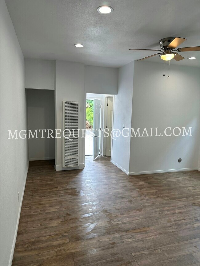 Building Photo - 555 N La Cadena Dr