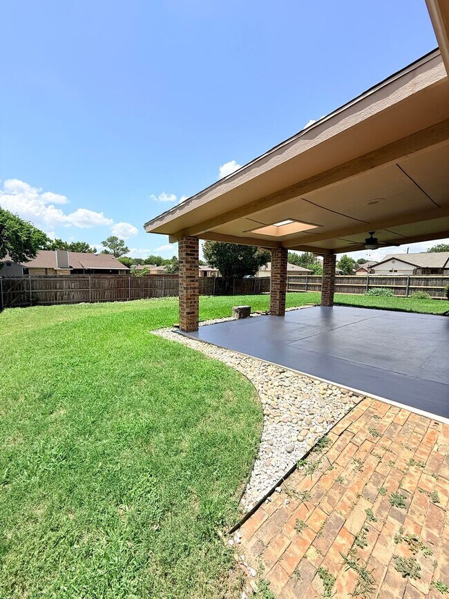 Building Photo - 8041 Miles Dr