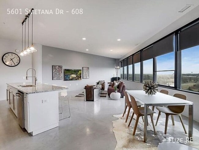 Building Photo - 5601 Smetana Dr