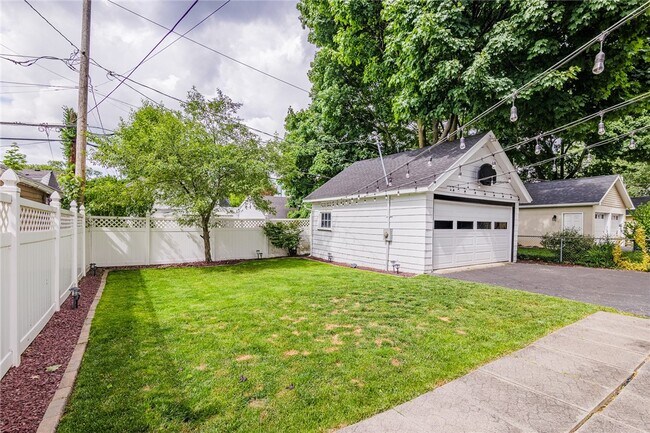 Building Photo - 90 Elmcroft Rd
