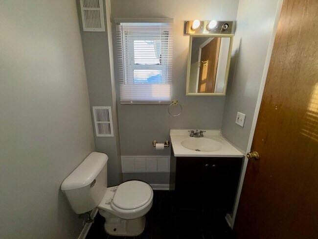 Building Photo - 2 Bedroom 1 Bath House For Lease