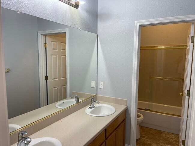 Building Photo - Immaculate 4br Pet Friendly Home in Morada