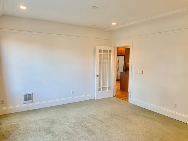 Building Photo - Renovated yet Classic Inner Mission (18th ...