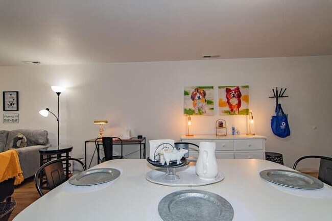 Building Photo - 565 Primrose Dr