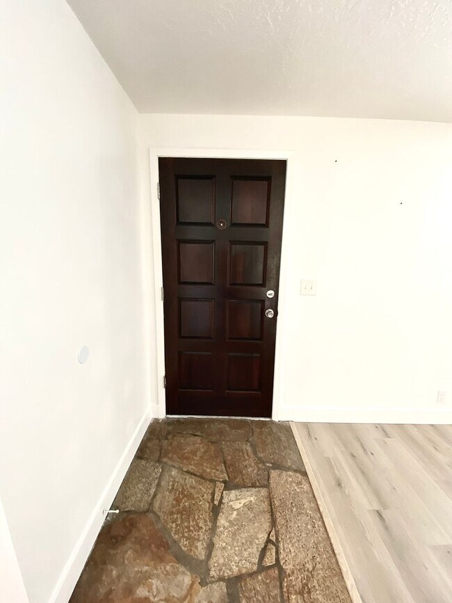 Building Photo - 3 bedroom 2 Bath 2 Car Garage Single Level Home near Micron and BSU