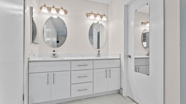 Building Photo - 493 Landsdown Cir