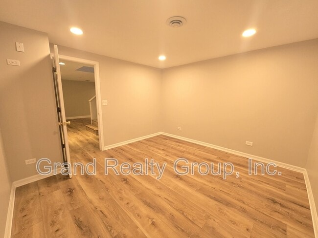 Building Photo - 1565 Old Barn Cir