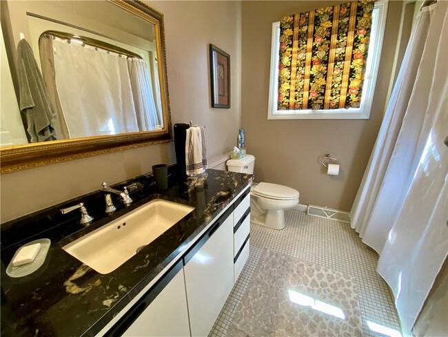 Building Photo - 9 Shadow Brook Ln