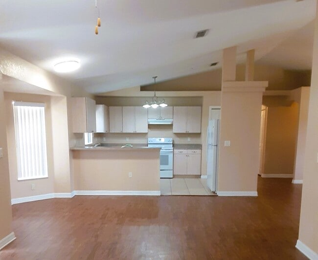 Building Photo - 3 Bedroom Home Close to Everything!