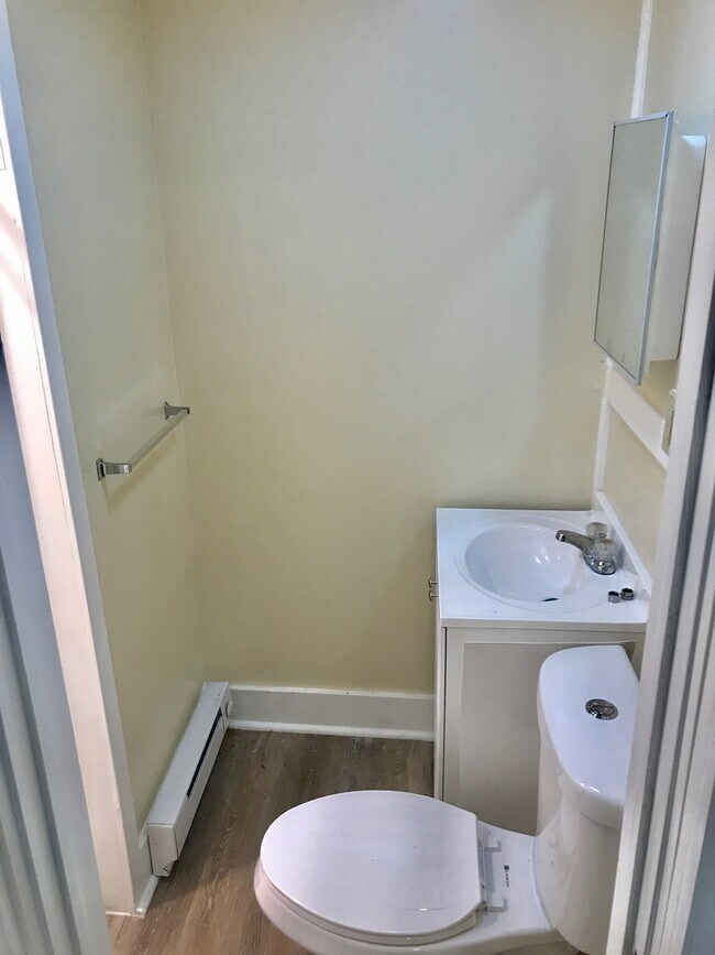 Building Photo - 1431 Bank St