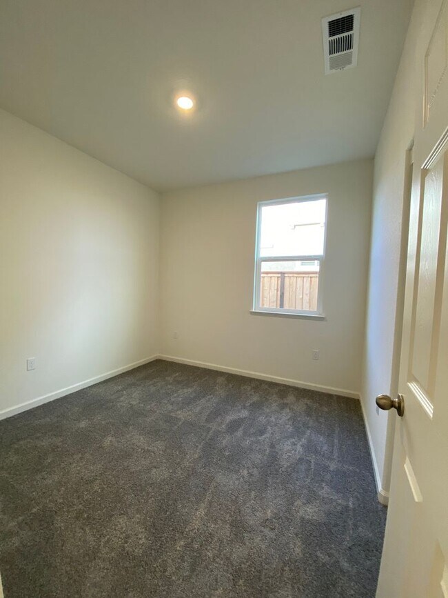 Building Photo - Available NOW - Beautiful and NEW 4 bed / 2 Bath