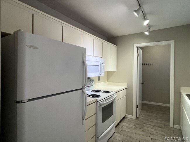 Building Photo - 600 E Gilchrist Ct