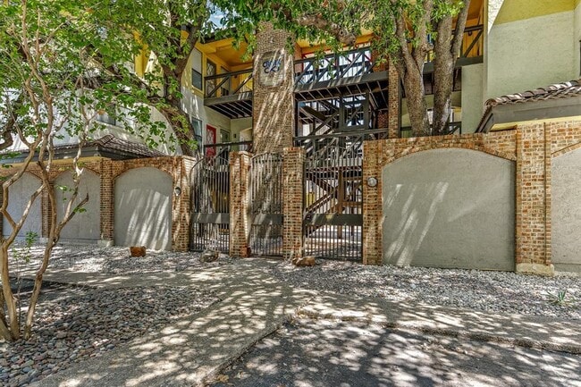 Primary Photo - 806 W 24th St