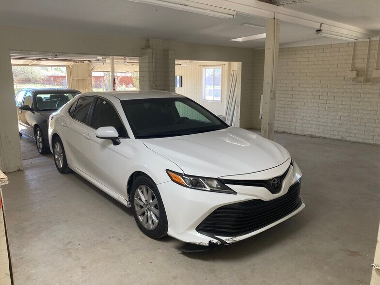 Full 4 car garage - 5400 W Calle Cayeus