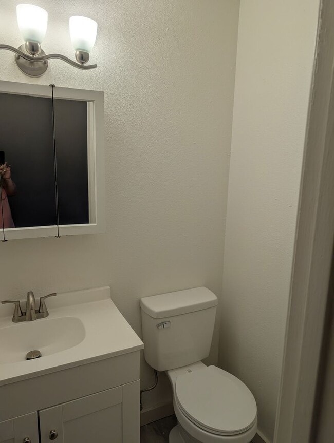 Building Photo - Newly Remodeled Townhouse