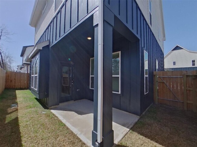 Building Photo - 9835 Willow Creek Commerce Dr