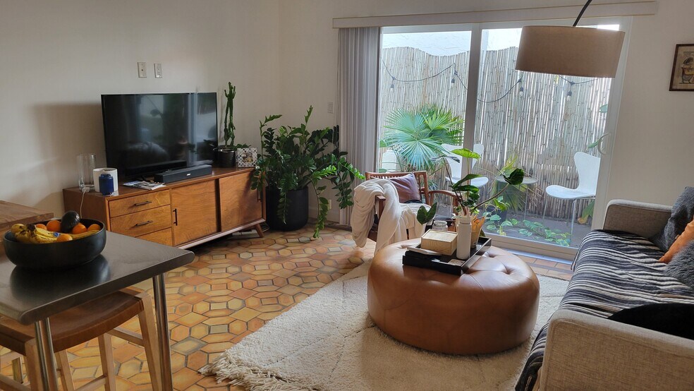 Building Photo - 2800 Pine Tree Dr