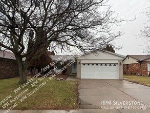 Building Photo - Spacious 3-bedroom