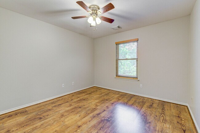 Building Photo - Stylish Woodlands Home Steps from H-E-B & ...