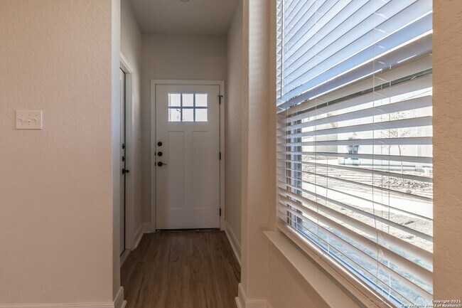 Building Photo - 10351 Lynwood Crk