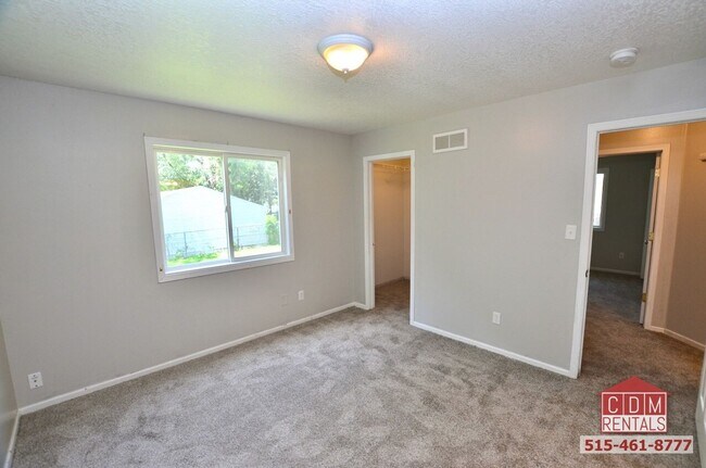 Building Photo - Excellent Des Moines Home