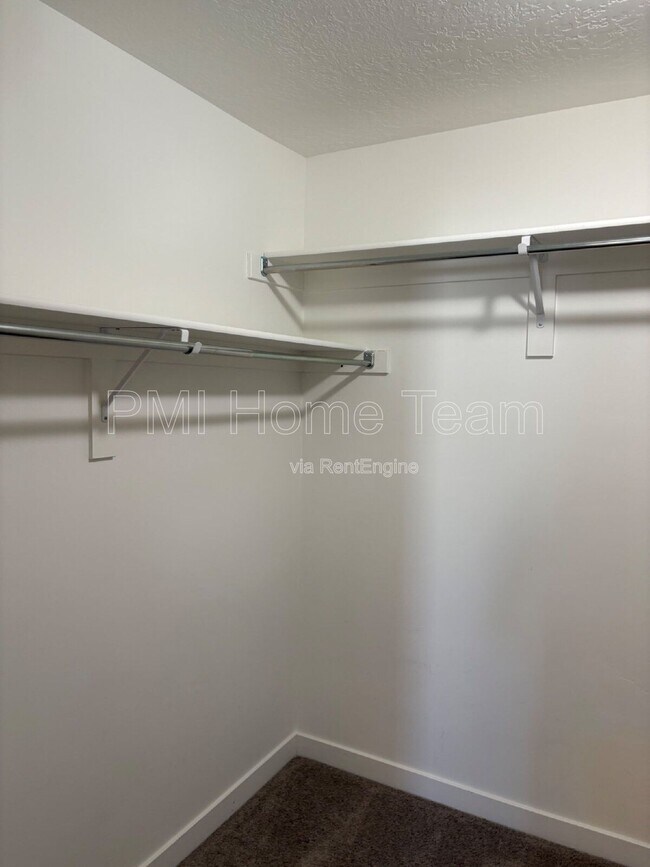 Building Photo - 1546 W Parkview Dr