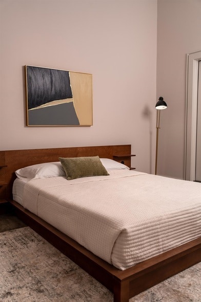 Building Photo - 612 W 8th Ave