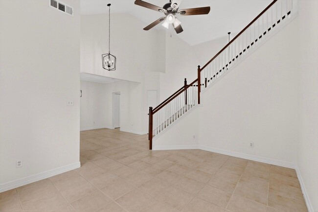 Building Photo - 817 Edmonton Dr