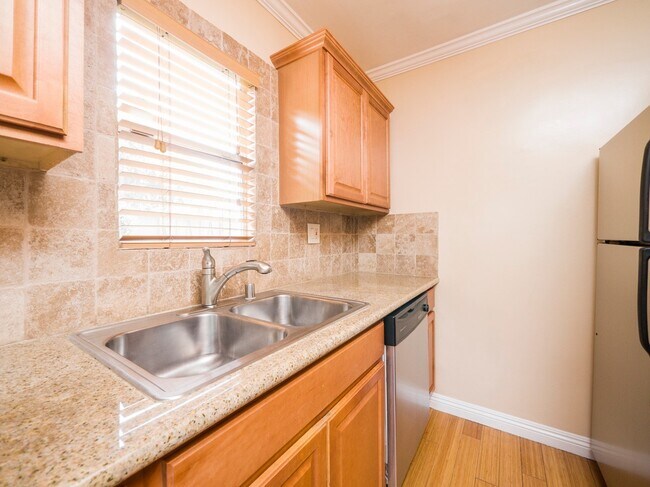 Interior Photo - 4718 Centinela Ave