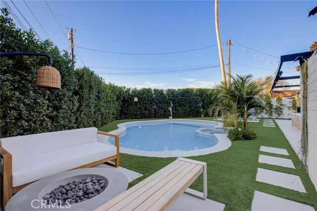 Building Photo - 8161 Encino Ave