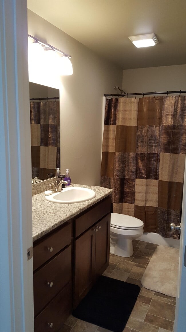 Building Photo - 726 Forest Glen Dr