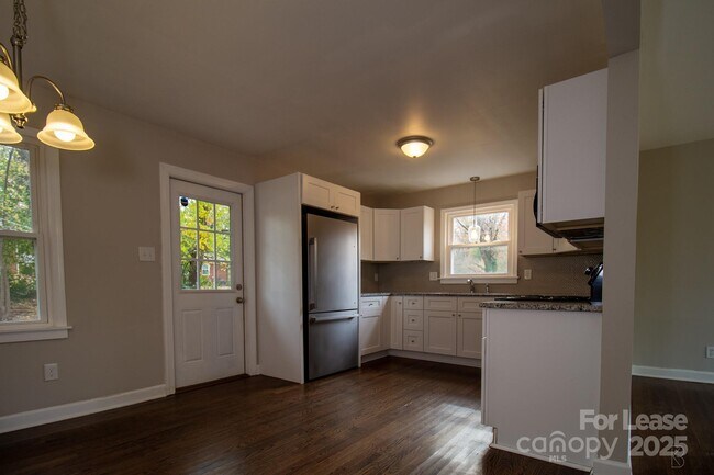 Building Photo - 4021 Crestridge Dr