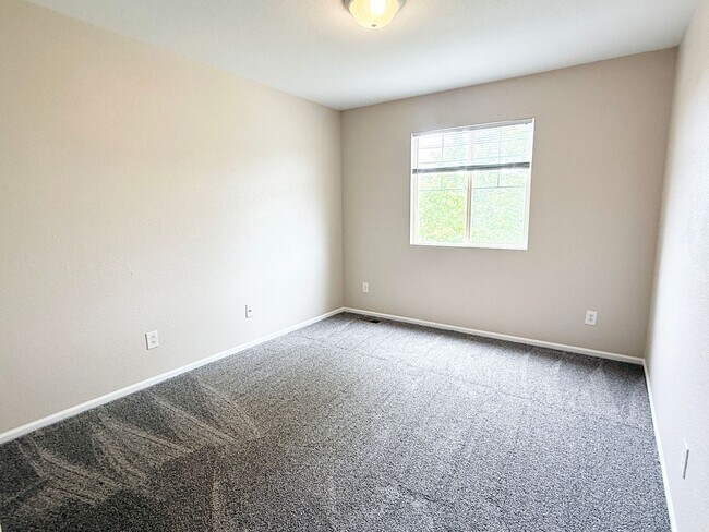 Building Photo - Updated, Clean and Spacious 2-Story with 3...