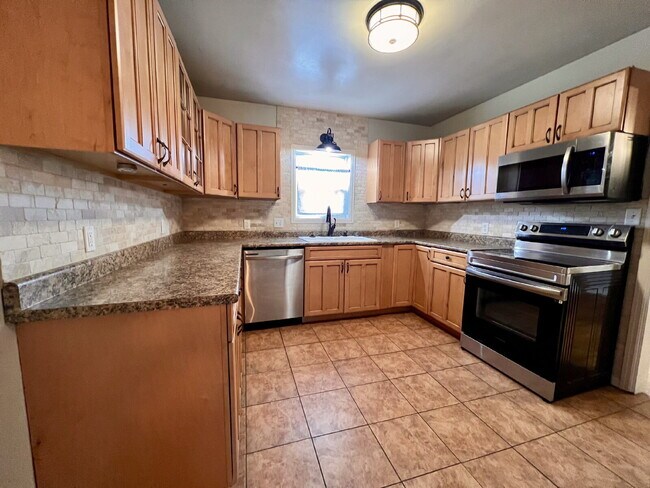 Building Photo - Great Home Close to CFD!