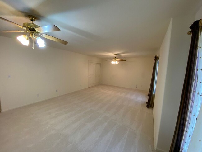 Building Photo - Huge 5 Bedroom + Den, 3 Bath Southside Hom...