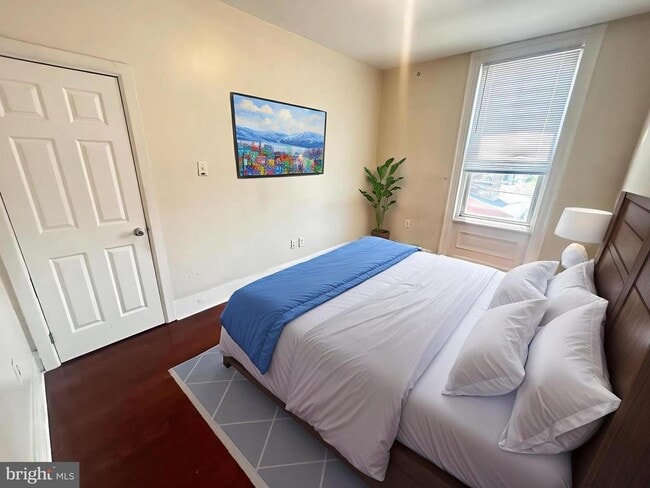 Building Photo - 1819 W Oxford St