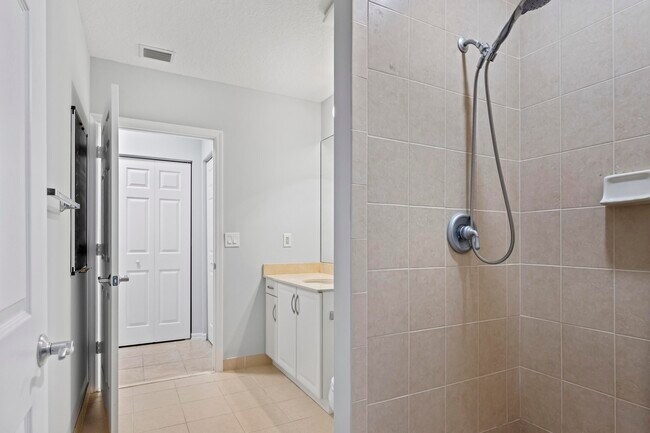 Building Photo - 511 Lucerne Ave