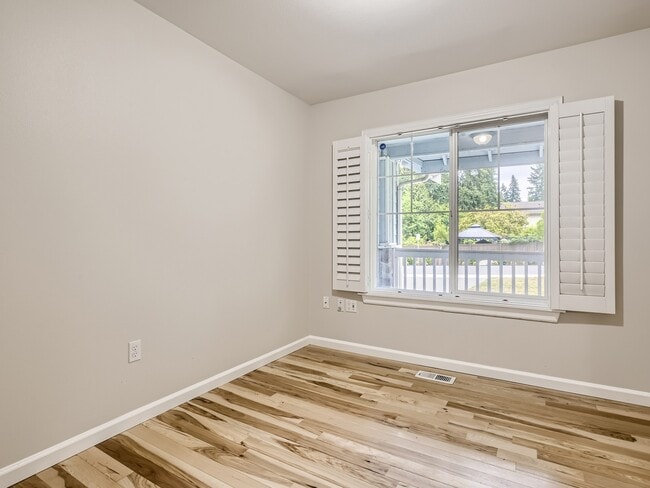Building Photo - 3015 164th Ave NE