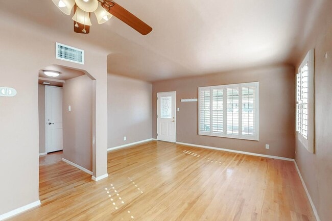 Building Photo - Charming 3 bedroom, 2 bath home in Central El Paso! Special No admin fee, $29 application fee!