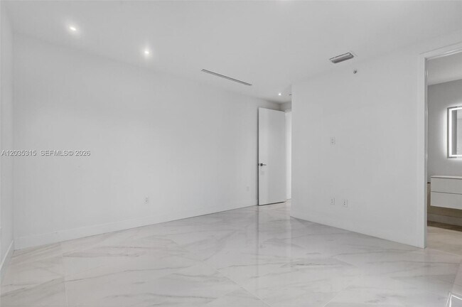 Building Photo - 3750 Yacht Club Dr