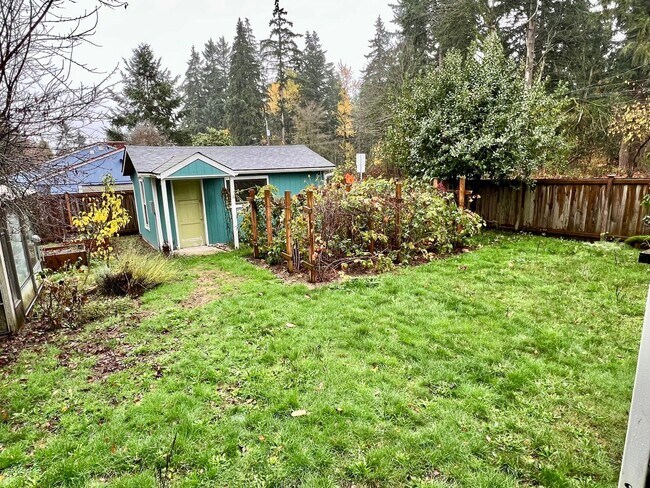 Building Photo - Haller Lake Home