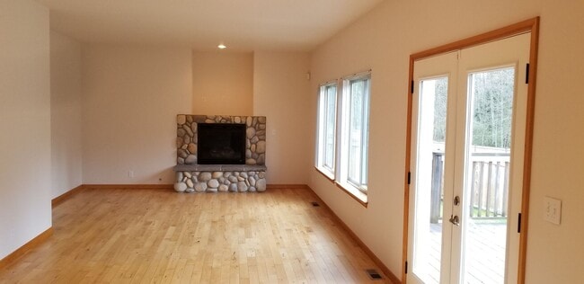 Building Photo - Spacious Two-Story in Port Orchard