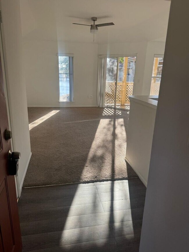 Building Photo - 1/1 Spacious Condo in Gated Community