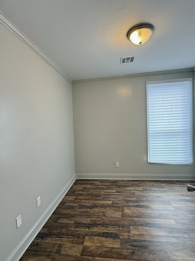 Building Photo - 1002 E Simcoe St