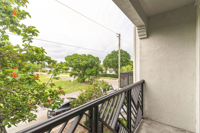 Building Photo - Gorgeous 2 bed 2.5 bathroom townhouse in d...