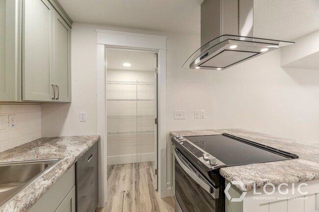 Building Photo - Brand New Basement Apartment With Private ...