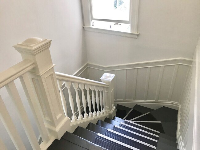 Building Photo - Top Floor Huge 4BR Flat, In Unit Laundry i...