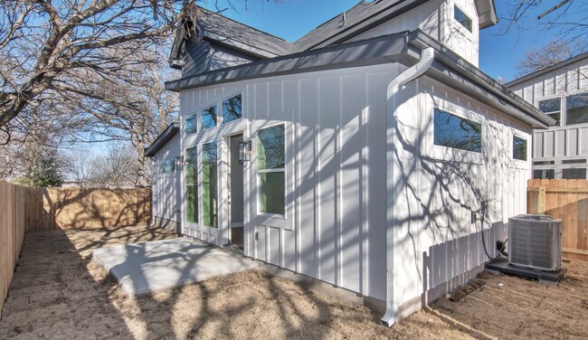 Building Photo - 8006 Gault St