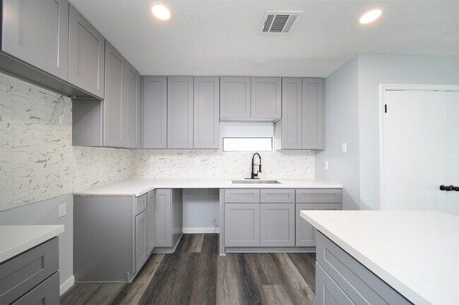 Building Photo - 3309 Proswimmer St