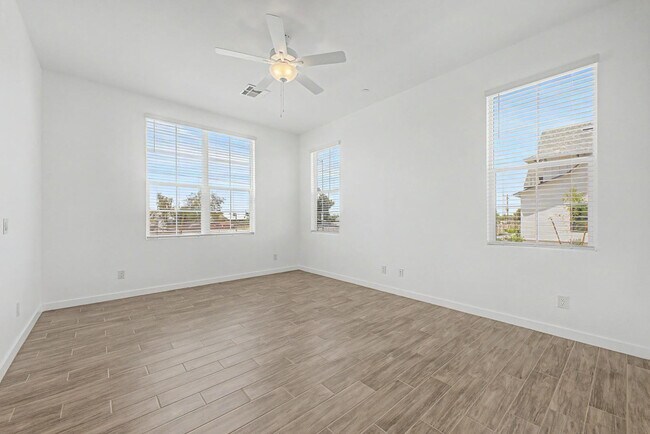 Building Photo - 6232 E University Dr